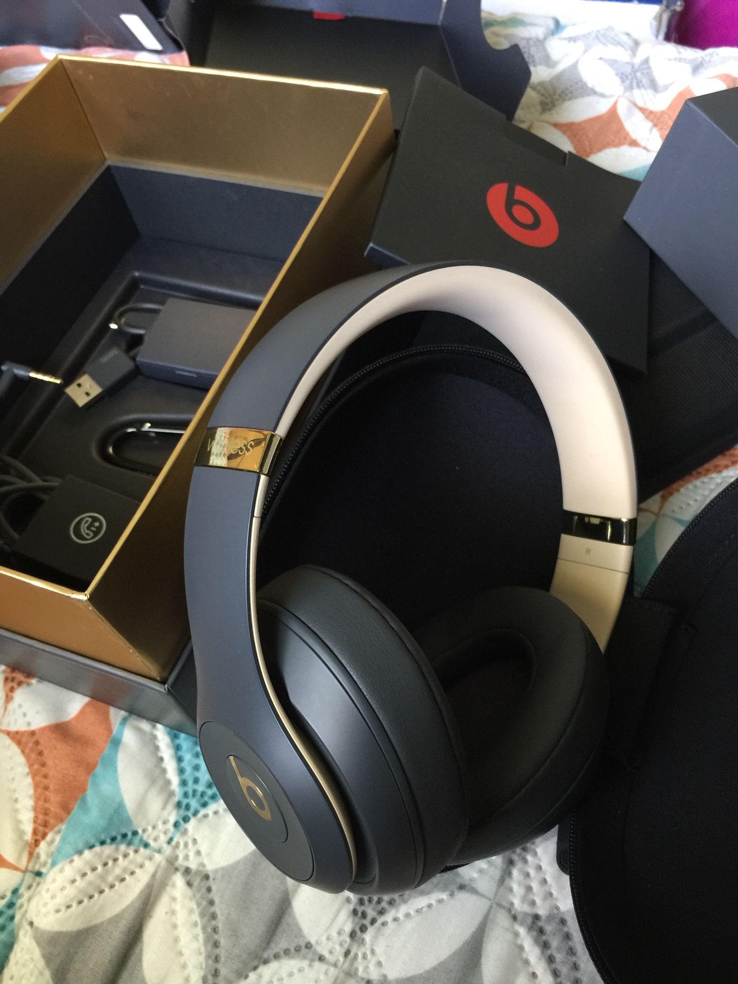 Beats By Dr Dre Beats Studio 3 Wireless Bluetooth Headphones Special Edition A1914 Shadow Gray Gold... Fully Working Condition!!! Almost Like New MIN