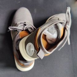 Boys Dressed Shoes Sneakers Size 5 NEW