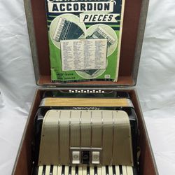 Hohner Student Vintage Accordion 12-Bass 25-Key Working With Case And Songbook