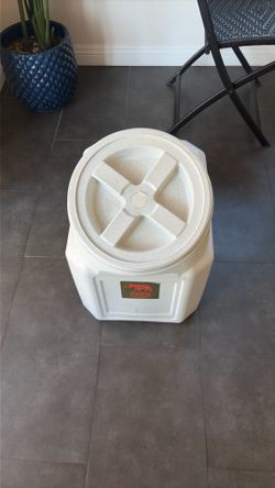 Dog food container