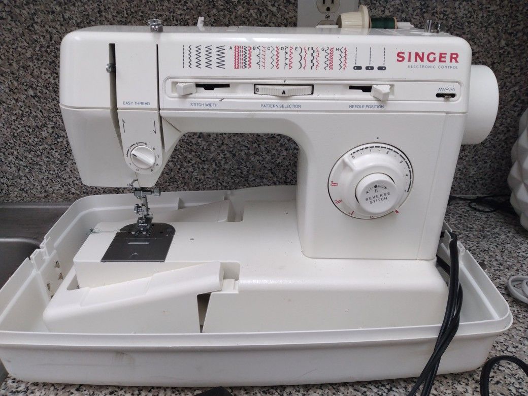 How to thread the Singer 4830 sewing machine  Sewing machine, Sewing  machine manuals, Sewing