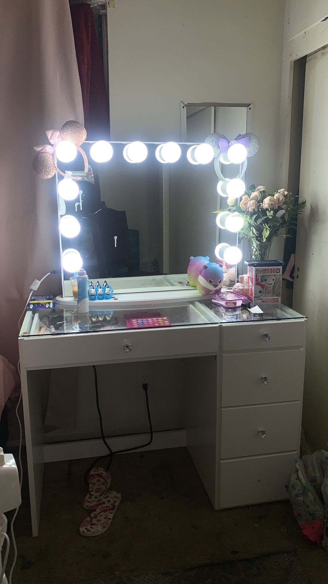 White vanity with side shelves for Sale in Bell Gardens, CA - OfferUp