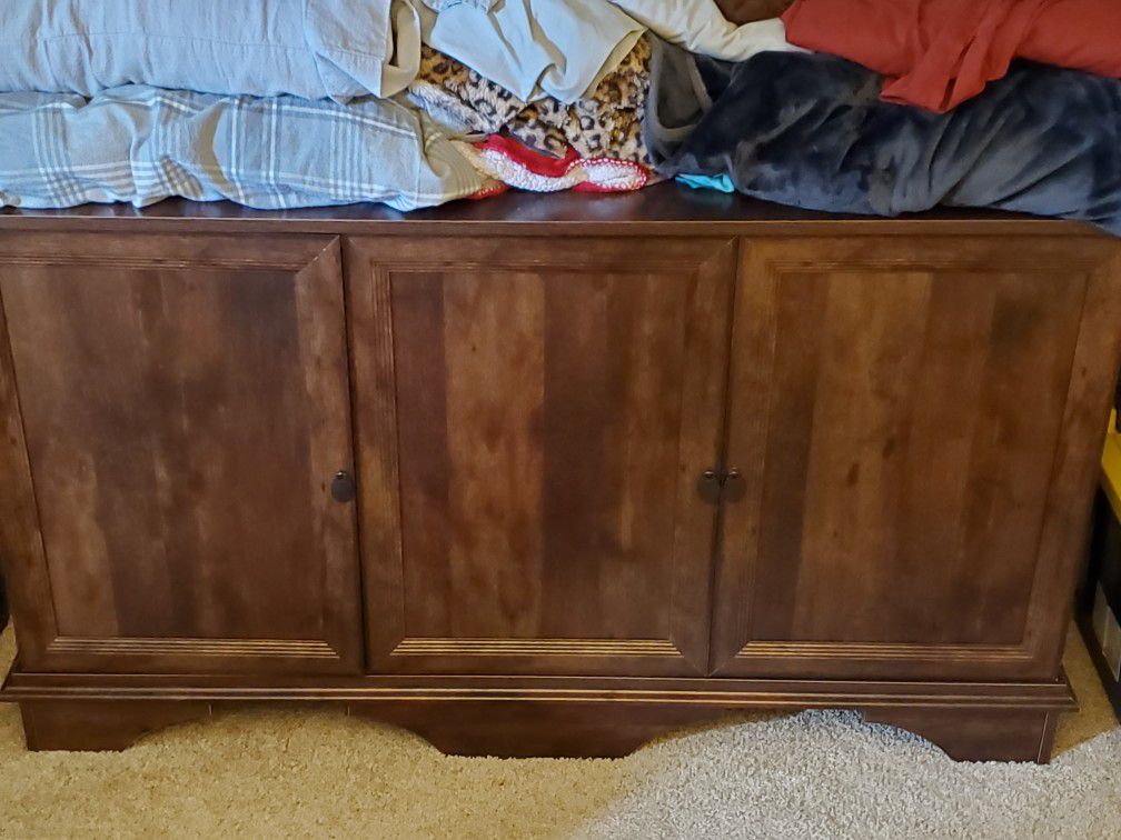 This thing. Big old Davenport? Credenza?
