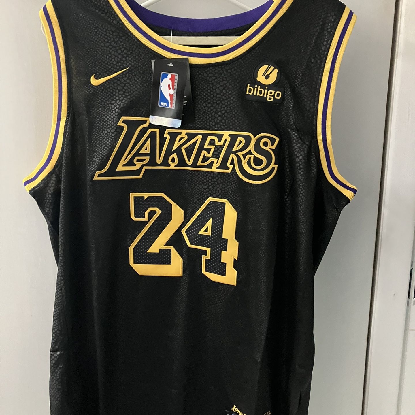 Kobe Bryant LA Lakers Nike Nba Golden Edition Basketball Jersey Size Xl for  Sale in Park Ridge, NJ - OfferUp