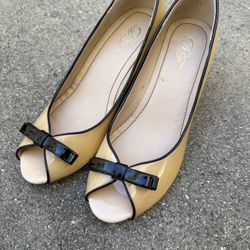 Elegant Cream Peep-Toe Heels with Black Bow