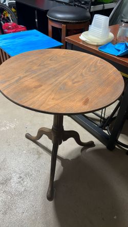 Queen Anne Tilt Vintage Table 24 Round