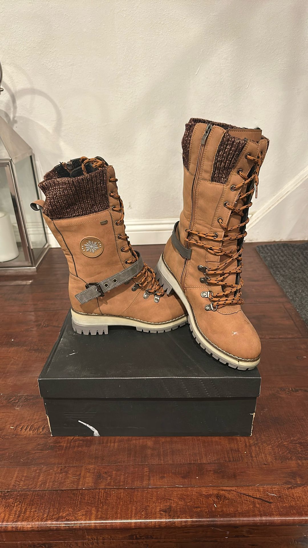 Mid-Tube Martin Boots Women- Stiling & Cozy For Winter Sz 9