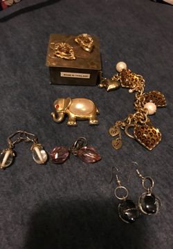 Variedad de aretes fantasía