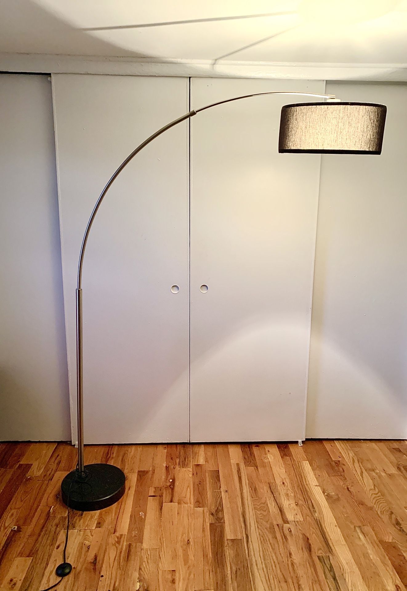 Arching floor lamp
