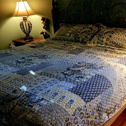 Queen Size Comforter Set W/pillowcases