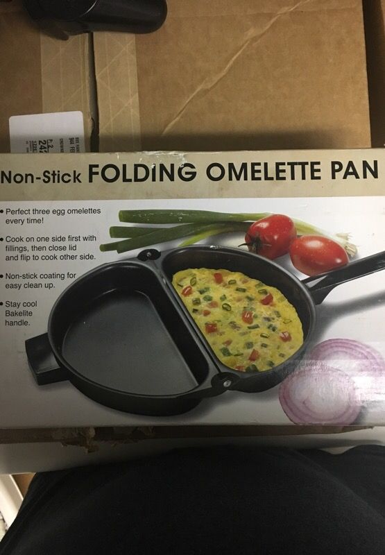 Folding omelette pan