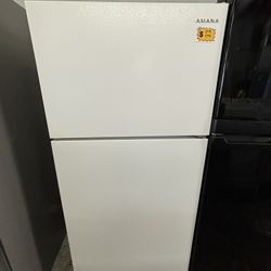 AMANA 28” TOP AND BOTTOM REFRIGERATOR 