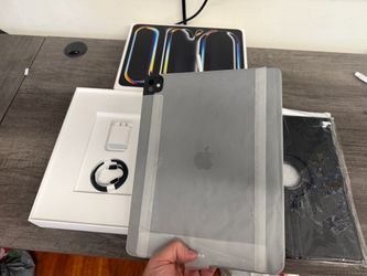 iPad Pro 13 inch M5  1TB WiFi + cellular nano texture glass comes with iPad case