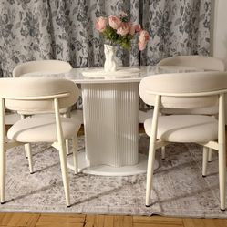 Beautiful modern oval dining table in White 