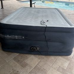 Queen air mattress with a built in pump 