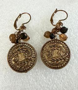 Aretes diferentes modelos color bronce antiguo cada uno