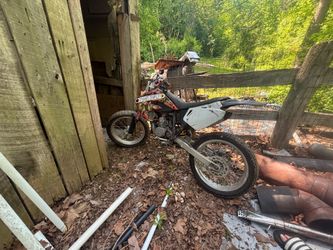 just needs the water pump on. I got the water pump and everything and extra parts to the bike I will give. 2002 cr85 flat track bike it’s runs and e