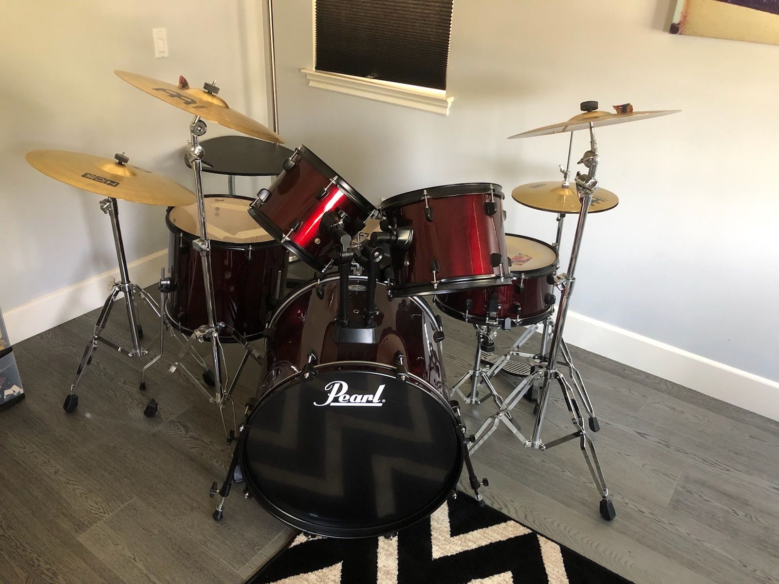 Pearl 5 piece drum set .. excellent shape!