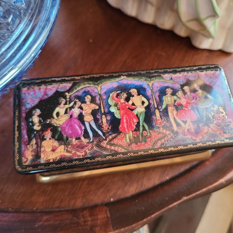 Vintage 1991 Ardleigh Elliot & Sons Russian Porcelain Nutcracker Music Box