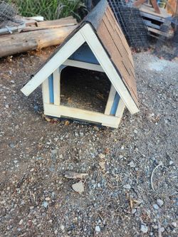 Free small wooden dog house