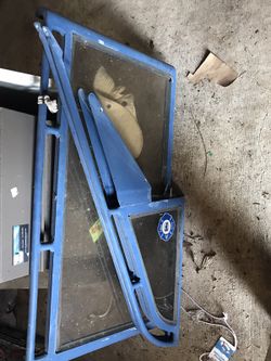 Windshield of a 1994 mako 201