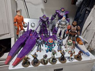 Buzz lightyear.  set collection.  Good condition. ..ships and action figures.
