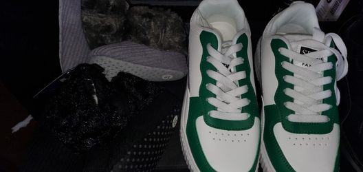 Shoes And Slippers Mainly Women 