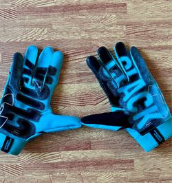 Under Armour  size medium football gloves