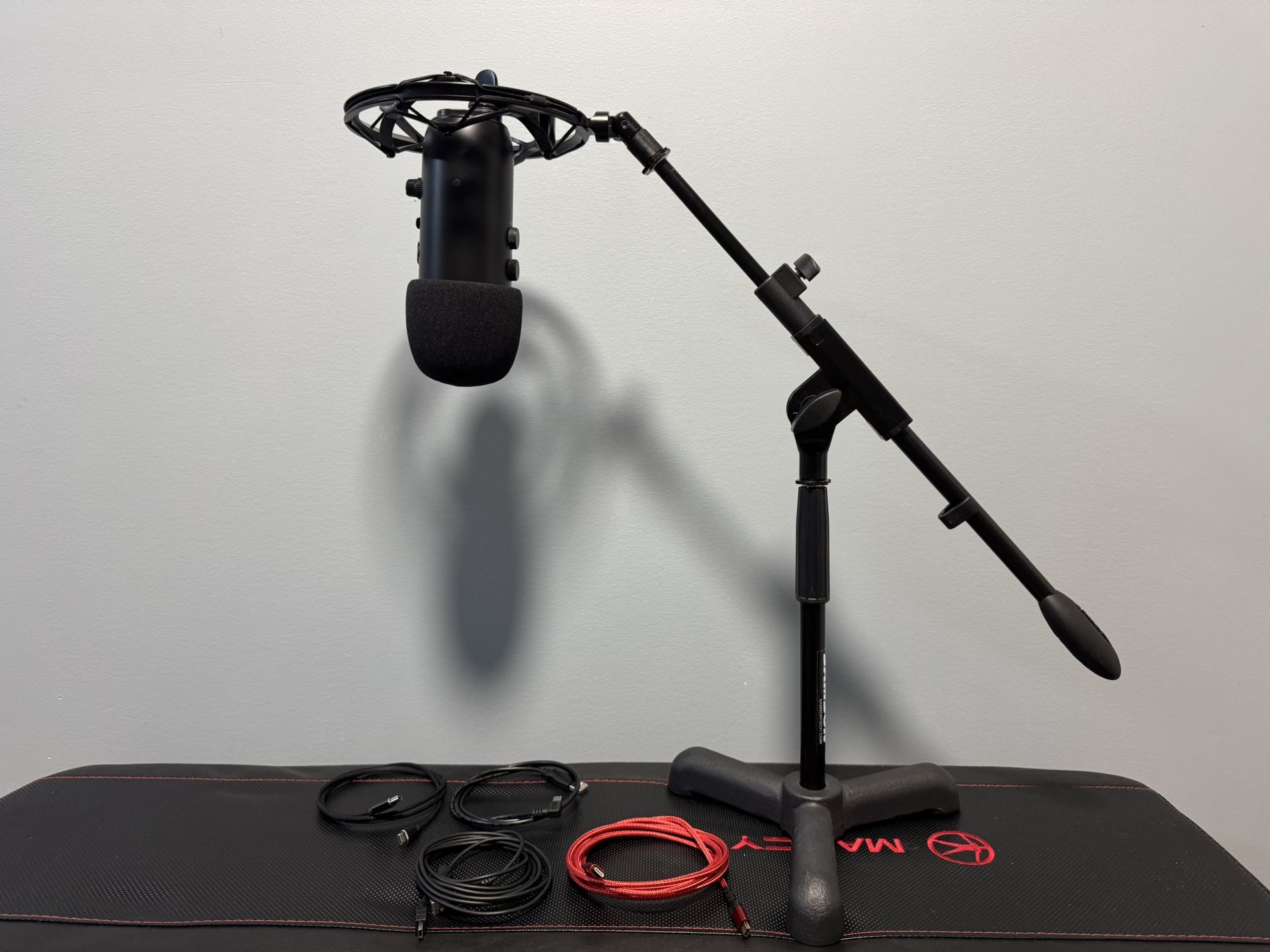 Blue Yeti Blackout Edition Microphone + Samson Stand + Blue Radius III Shockmount + Premium Cables