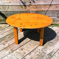 Mesa de madera color madera clara 60” diámetro