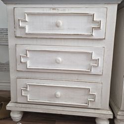 Dresser/nightstand