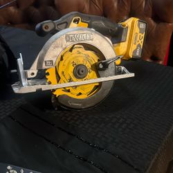 DEWALT 20V MAX Cordless 6.5 in. Sidewinder Style Circular Saw 