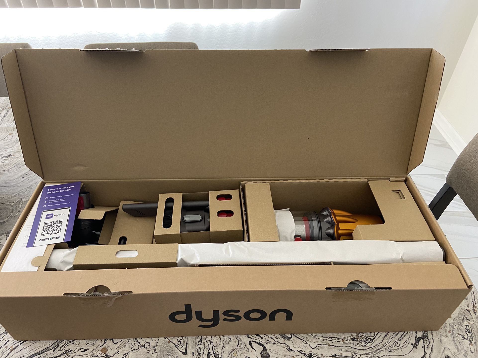 DYSON v12 CORDLESS VACUUM