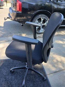 Black Mesh Office Chair with Armrests