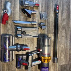 Dyson V15 ( Read  description)