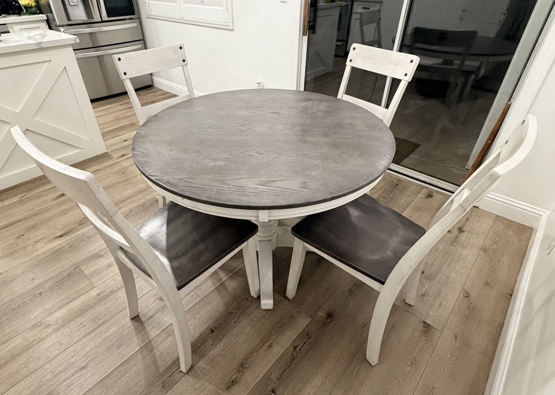 Round Farmhouse Dining Table Set (4 Chairs)