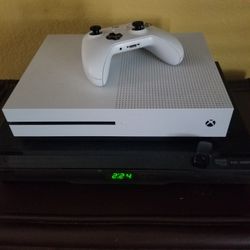 BARELY used Xbox One S
