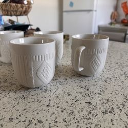 Off white 4 piece mug set
