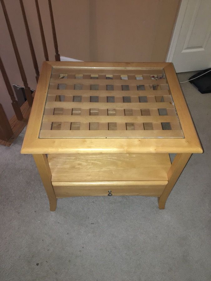 Wooden end table/coffee table/bedside table