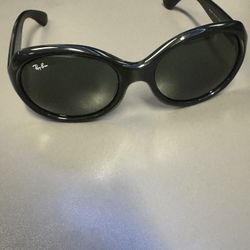 Ray-Ban RB 4191 601/71 Classic Black Oversized Sunglasses – Made in Italy Product Overview Elevate your eyewear collection with these authentic Ray-Ba