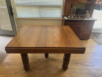Solid Oak Dinning Table with Buitl-In Extensions Leaves - Beautiful Construction