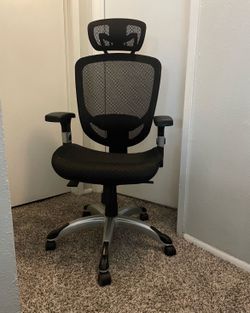 * TEAR ON EDGE OF SEAT * Black Staples Hyken Technical Mesh Task Rolling Office Chair
