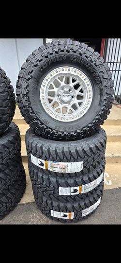 17" KMC w- 35" Toyo MT Open Country tires