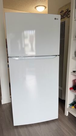 LG White Refrigerator – Good Condition