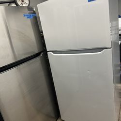 2024 Frigidaire White Refrigerator($350)