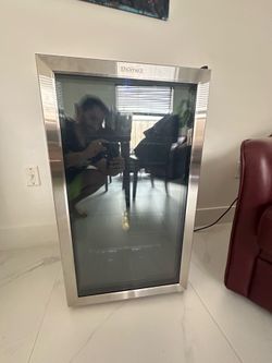 Mini Fridge - Great condition and CLEAN; 120 cans; 33.3x.17.3x18.9; by hOmeLabs