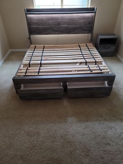 Bedroom set (Grey, must see)