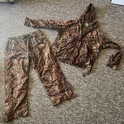 Men’s 2 Piece. Cabela’s Camouflage Dry Plus Hunting Jacket & Pants Set. Size XL