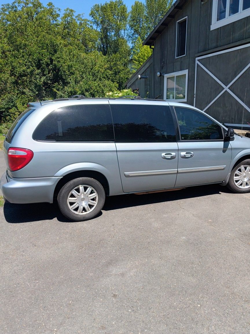 2006 Chrysler Town And Country Touring Minivan