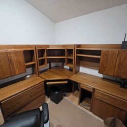 Beautiful oak corner desk 
3 peice. Moving and need gone by May 1st